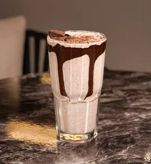 شیک موز شکلات از بخش شیک و اسموتی منوی ماتوس